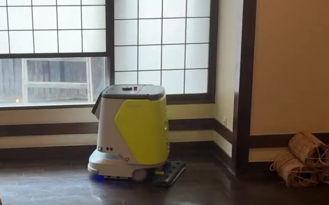PUDU CC1 Proが館内の床を清掃している様子