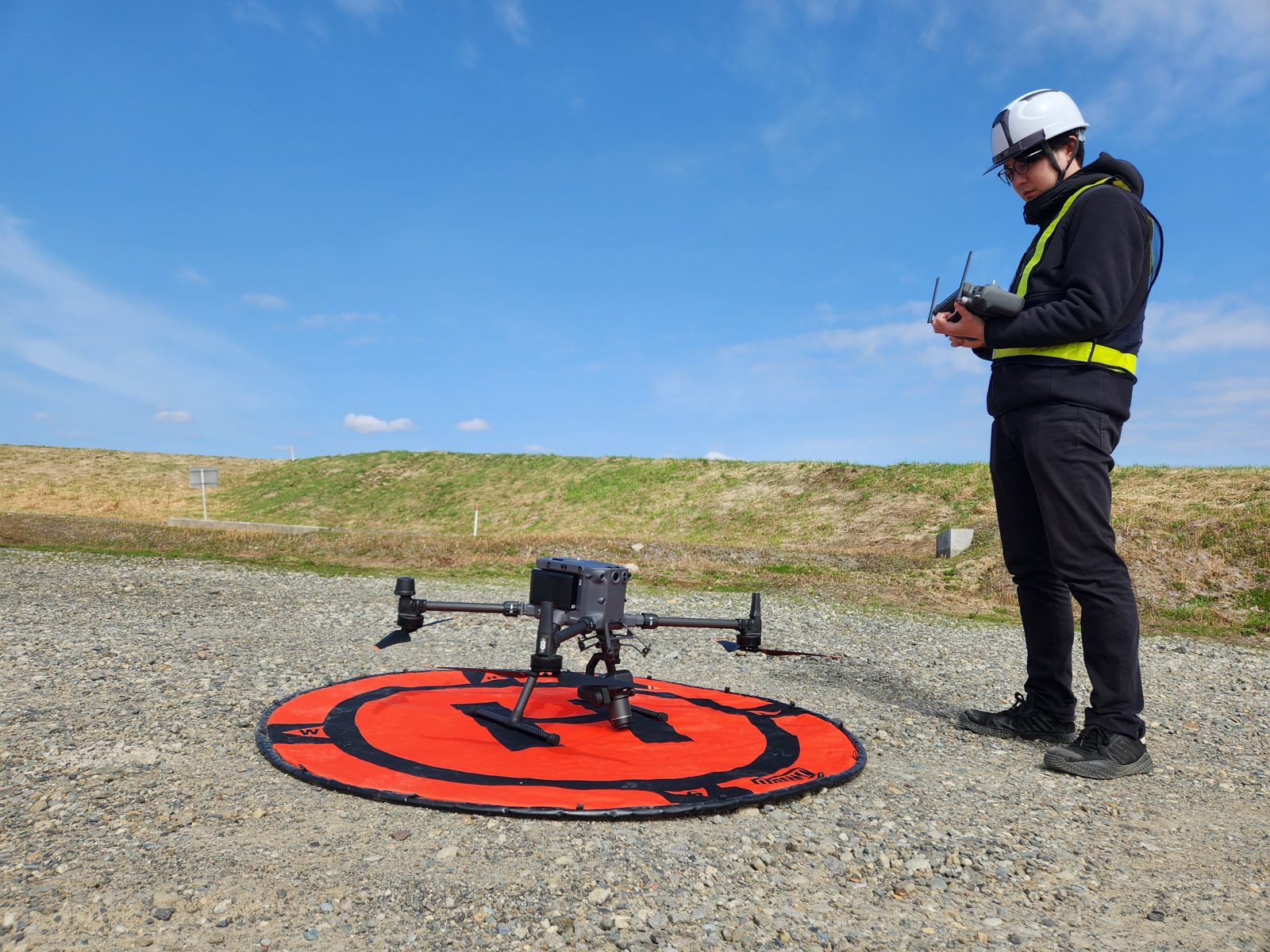 Matrice 300で測量・点検を行うROBOTSHAREスタッフ